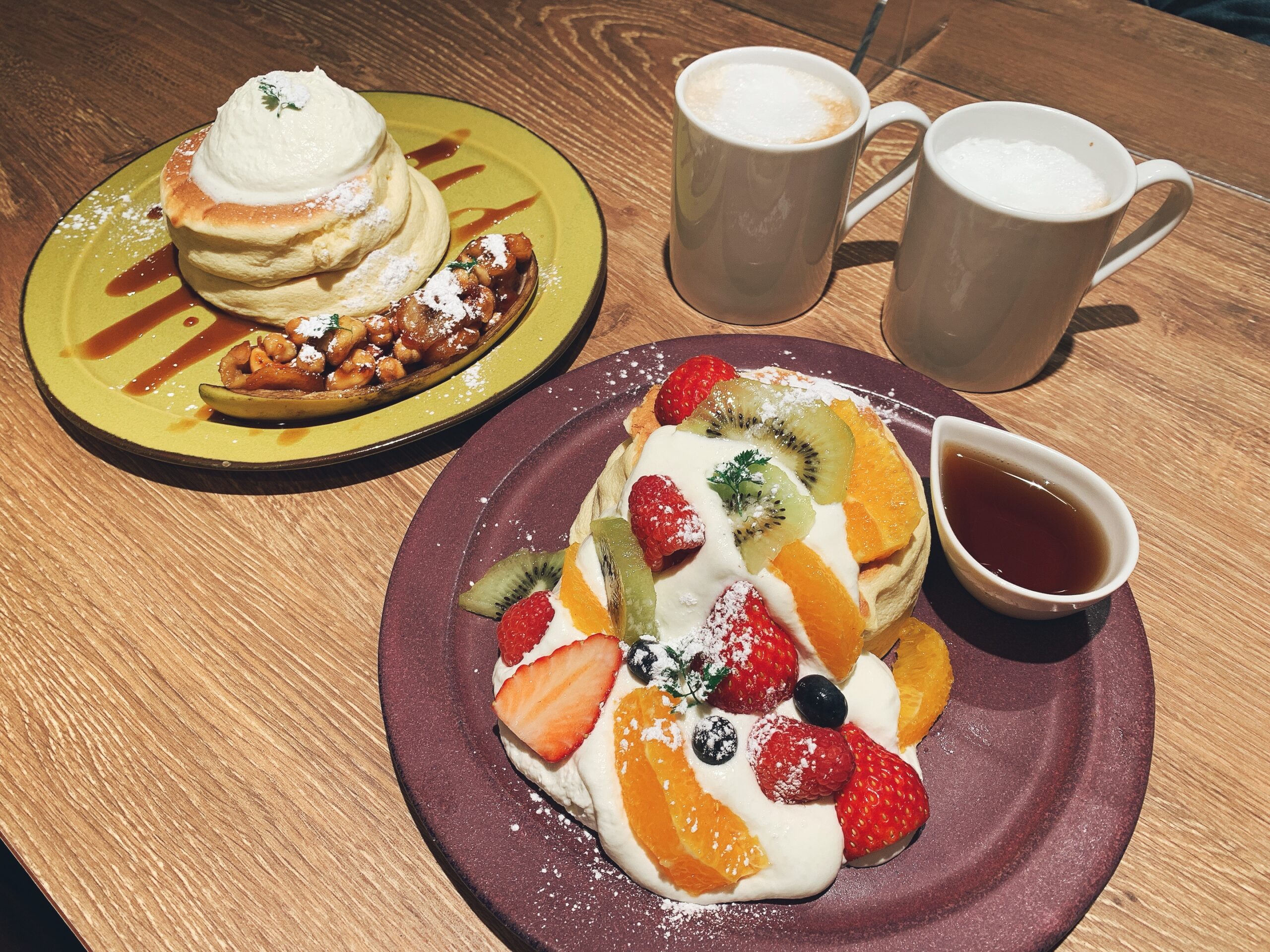 Cafe Kuruze ふわふわでぺろっとたべられちゃうおいしいパンケーキ フルーツたっぷり 香ばしいキャラメルナッツが最高でした 季節のフルーツパンケーキ キャラメリゼバナーヌ 新宿小田急百貨店 にゃんころもちのスイーツブログ